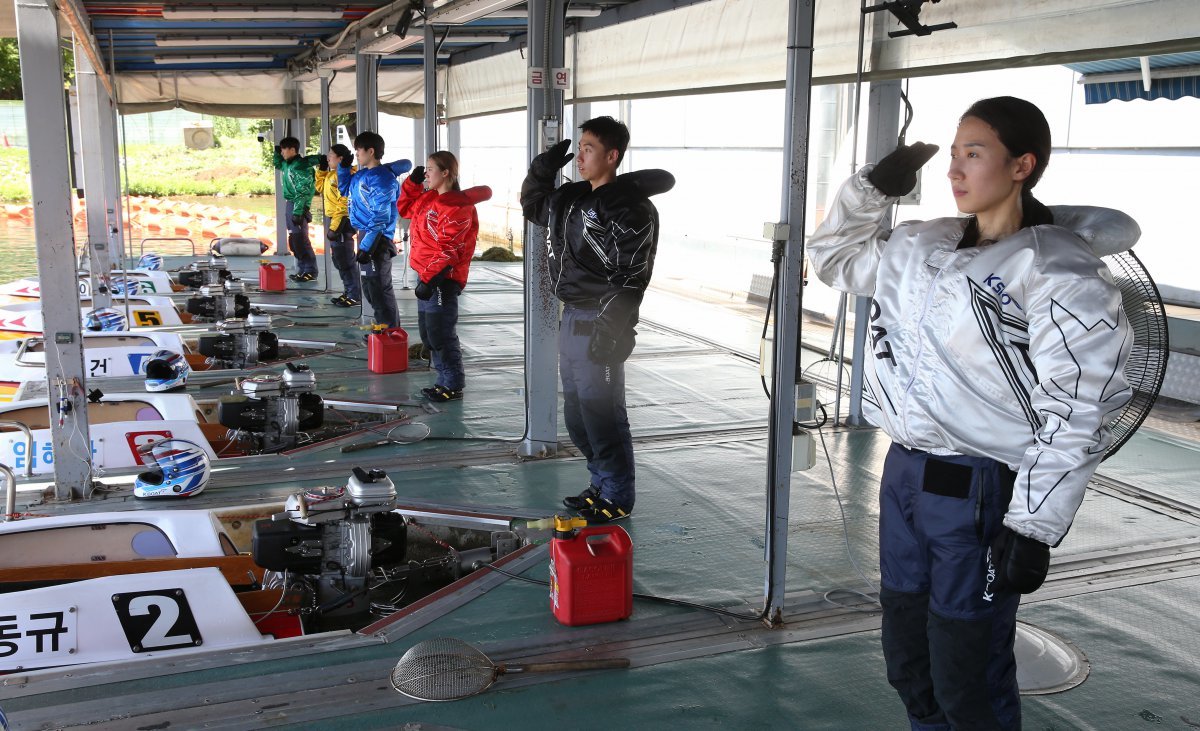 미사리 경정장에서 경기 출전을 앞둔 17기 선수들이 인사를 하고 있다              사진제공｜국민체육진흥공단