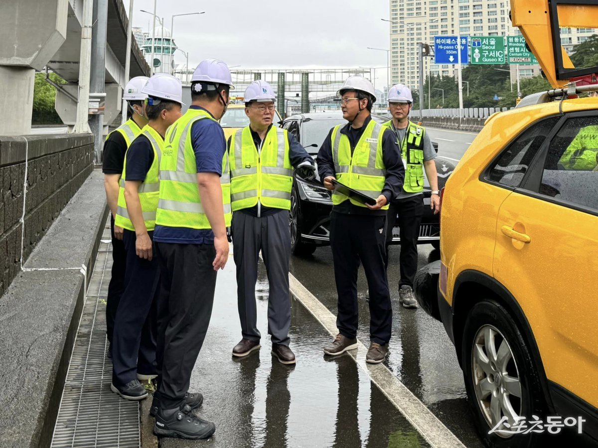 이성림 이사장(가운데)이 지난 14일 집중호우 긴급 현장 점검을 하고 있다. (사진제공=부산시설공단)