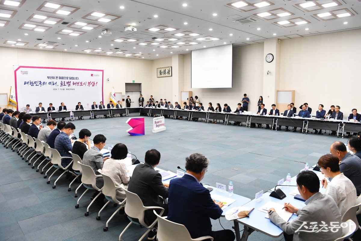 15일 오전 시청 대회의실에서 박형준 부산시장 주재로 후반기 첫 확대간부회의가 진행되고 있다. (사진제공=부산시)