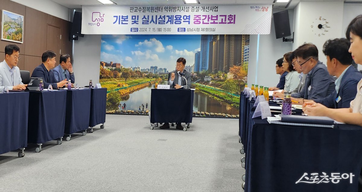 신상진 성남시장(가운데)이 지난 15일 오후 3시 시청 제1회의실에서 20여 명이 참석한 가운데 판교지역 하수처리 악취 저감을 위한 설계 용역 중간 보고회에서 지시를 하고 있다. 사진제공ㅣ성남시