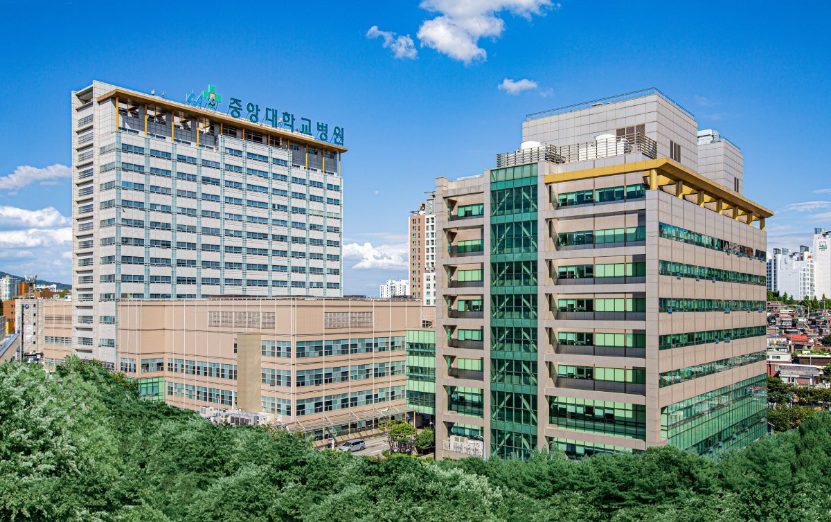 중앙대병원 전경. 중앙대 병원은 최근 의료인공지능부터 의료로봇 디지털헬스케어 등 다양한 기업과 미래형 의료 서비스 공동 연구를 위한 협약을 맺었다.                          사진제공｜중앙대병원