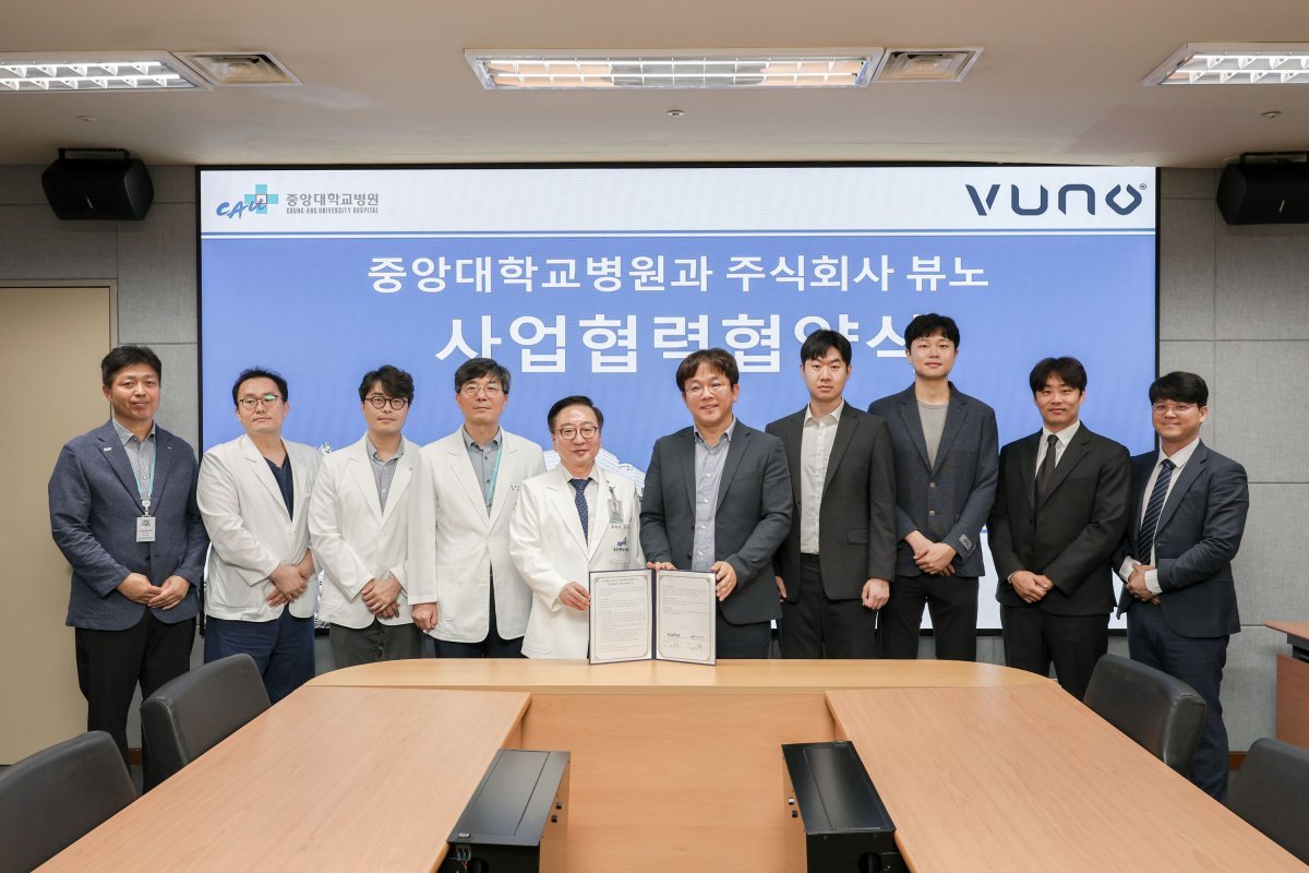 중앙대병원과 국내 1호 인공지능 의료기기를 선보인 뷰노와의 업무협약식. 양측은  다양한 임상 현장에서의 인공지능 기술 활용을 위한 공동 연구 및 학술 연구 사업을 협력한다                       사진제공｜중앙대병원