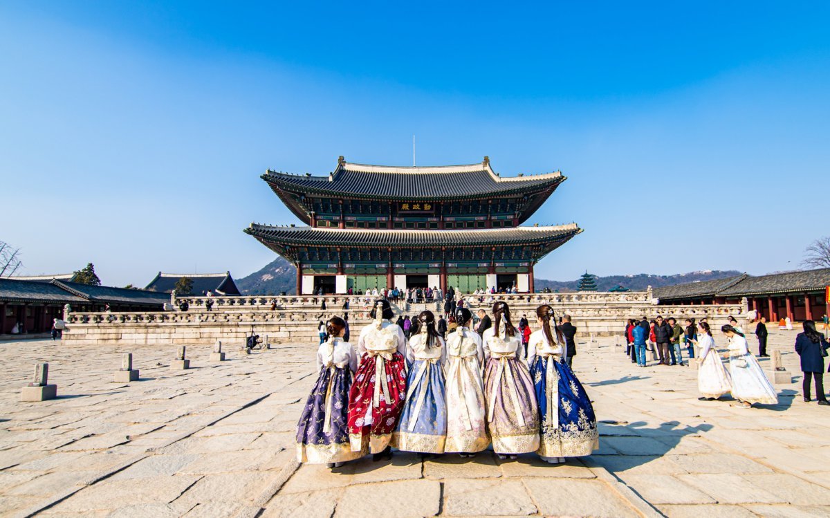 서울 경복궁을 찾아 한국 문화 체험을 하는 해외 학생단체 여행단                                             사진제공｜서울관광재단