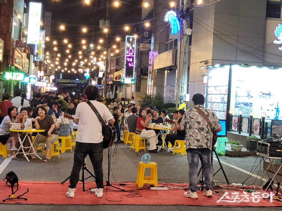 강진군민들과 관광객들이 목야청청 공연을 즐기고 있는 모습. 사진제공=강진군