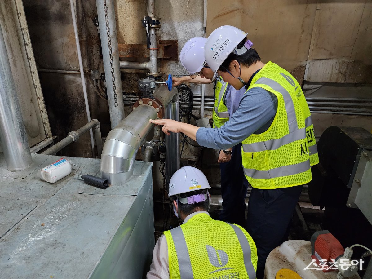 부산시설공단이 여름철 장마 기간 재난취약시설 집중 안전 점검을 하고 있다. (사진제공=부산서실공단)