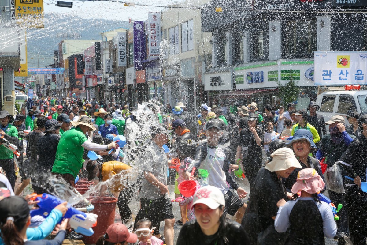 지난해 열린 장흥물축제의 대표 프로그램 하나인 ‘살수대첩 거리퍼레이드’. 무더위를 식힐 수 있는 물세례를 마음껏 맞거나 맞힐 수 있는 즐거운 난장판이다                                                                                                                       사진제공｜장흥군