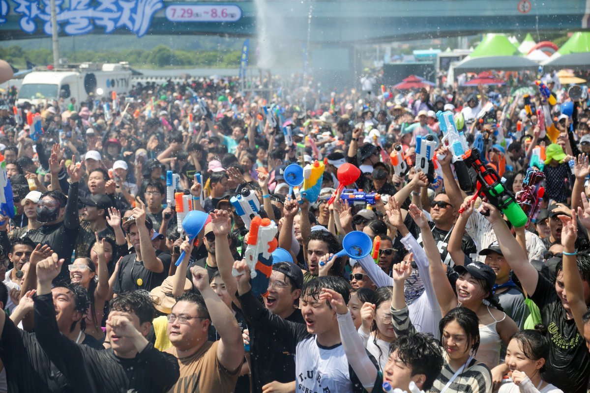 정남진 장흥물축제의 대표 프로그램 중 하나로 가장 인기가 높은 ‘지상 최대의 물싸움’. 올해는 불과 물의 여신이 맞붙는다는 스토리텔링을 가미하는 등 글로벌 축제로 발돋음하기 위해 업그레이드했다             사진제공｜장흥군