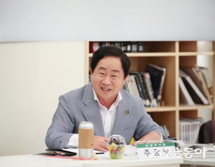 주광덕 남양주시장이 15일 화도읍 심석중학교를 방문해 학부모·학교 관계자들과 지역 교육 발전을 논의를 하고 있다. 사진제공ㅣ남양주시