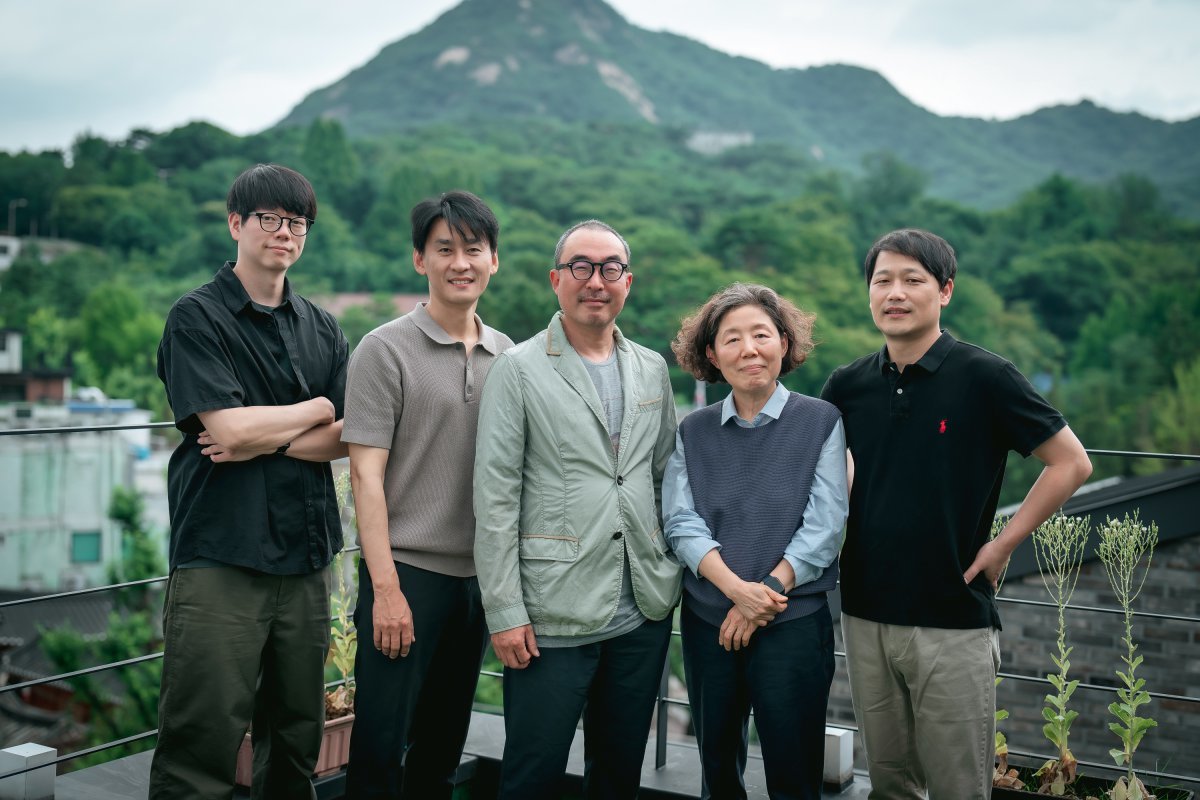 왼쪽부터 이민수, 박민혁 PD, 이동희 사업콘텐츠본부장, 오정요 작가, 허진 책임프로듀서. 사진제공|티빙