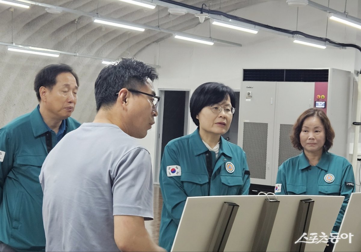 민방위 정부지원 주민대피소‘를 현장점검하고 있는 이정화 제2부시장(오른쪽 두번째). 사진제공ㅣ고양시