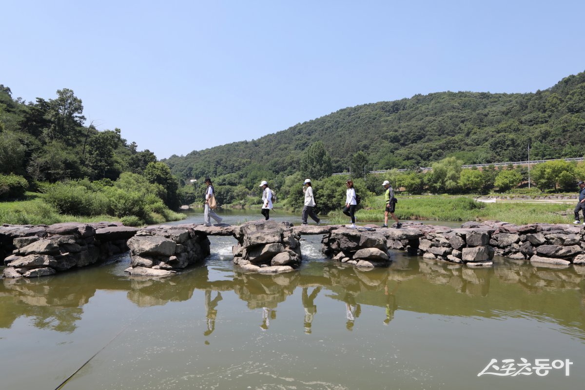 진천의 새로운 명물 농다리를 건너는 관광객들. 아무런 보충재 없이 돌만 이용해 건쌓기 방식으로 쌓은 다리는 볼수록 신기하게 생겼다                                                                                  증평·진천｜김재범 기자 oldfield@donga.com