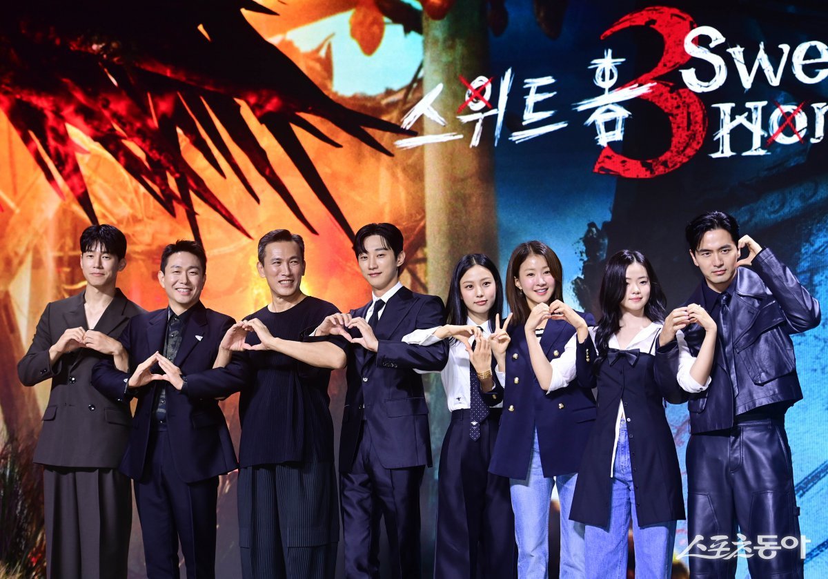 배우 김무열, 오정세, 유오성, 진영, 고민시, 이시영, 김시아, 이진욱이 17일 서울 종로구 JW메리어트동대문스퀘어서울에서 열린 넷플릭스 웹드라마 ‘스위트홈’ 시즌3 제작발표회에서 포즈를 취하고 있다. 주현희 기자 teth1147@donga.com