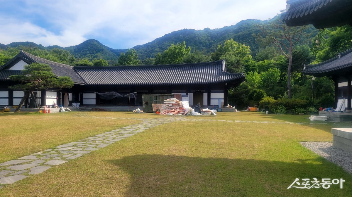 지난 16일 남원시가 혼불문학관 리모델링 과정에서 철거한 폐기물을 야적해 놓은 모습. 사진 ㅣ 박성화 기자