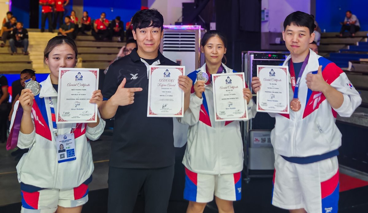 한국 종합격투기(MMA) 국가대표 선수들이 지난 11일부터 13일까지 캄보디아 프놈펜 국립올림픽경기장에서 열린 제2회 아시아 MMA 선수권 대회에서 은메달 두 개와 동메달 한 개를 수확했다. 사진은 박서영, 양서우 심판, 이보미, 김하진(왼쪽부터)이 대회를 마친 후 사진 촬영을 하는 모습. 사진제공 ｜ 로드FC