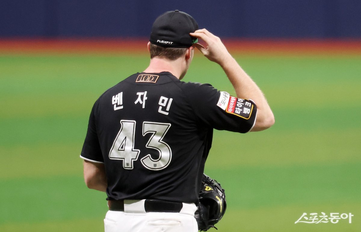 [서울=뉴시스] 이영환 기자 = 16일 오후 서울 구로구 고척스카이돔에서 열린 2024 KBO리그 kt 위즈와 키움 히어로즈의 경기, 1회말 kt 선발 벤자민이 피치컴 수신기를 만지고 있다. 2024.07.16. 20hwan@newsis.com