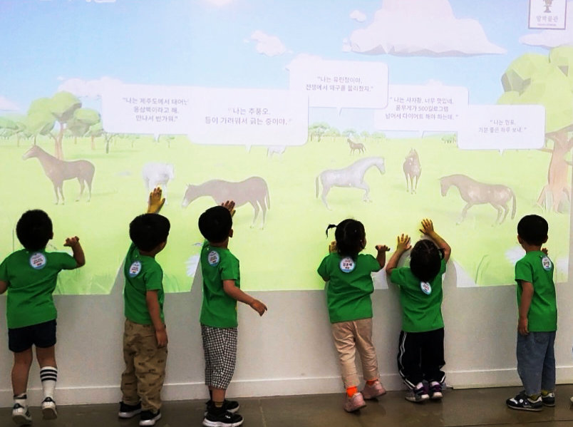 말박물관을 찾아 터치 스크린을 통해 말에 대해 배우는 어린이 단체관람객 사진제공|한국마사회