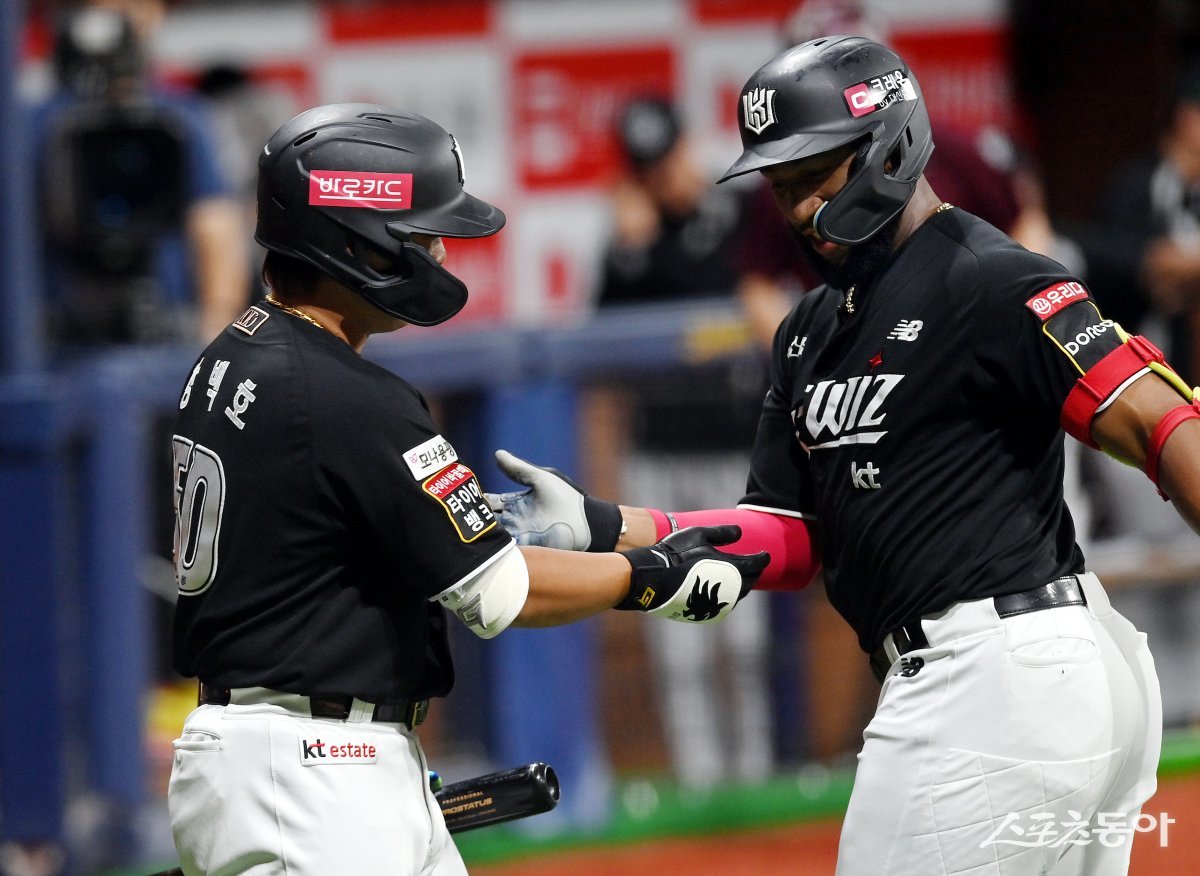 17일 서울 고척스카이돔에서 ‘2024 신한 SOL 뱅크 KBO리그’ 키움 히어로즈와 KT 위즈의 경기가 열렸다. 1회초 무사에서 KT 로하스가 선두타자 솔로 홈런을 쏘아 올린 후 강백호와 세리머니를 펼치고 있다.
고척 | 김민성 기자 marineboy@donga.com