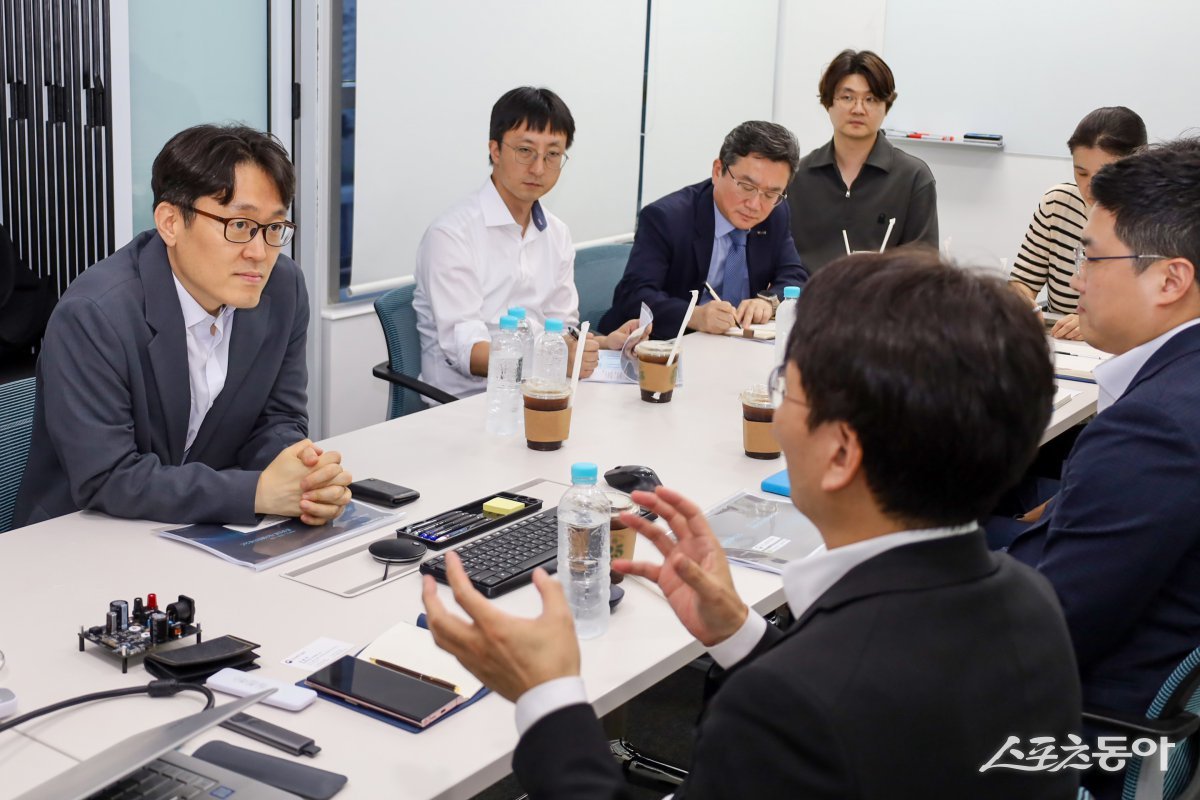 기술보증기금이 ㈜시스템반도체 기업 아이언디바이스를 방문한 가운데 관계자들의 애로사항을 청취하고 있다. (사진제공=기술보증기금)