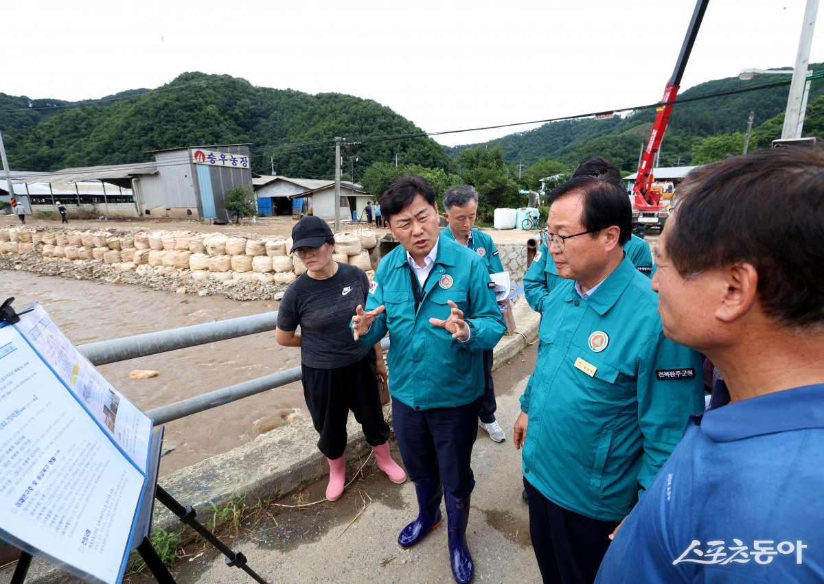 김관영 전북자치도지사가 지난 17일 주요 피해지역인 완주군 소재 화산면에 위치한 축산피해 현장을 점검하고 있다. 사진제공=전북자치도