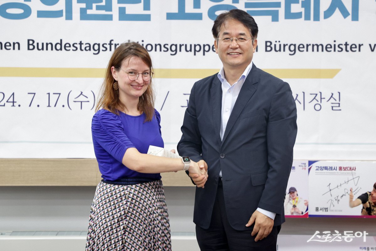 이동환 고양특례시장(오른쪽)이 독일연방의원단 단장 로냐 케머 의원과 악수하며 포즈를 취하고 있다. 사진제공ㅣ고양시