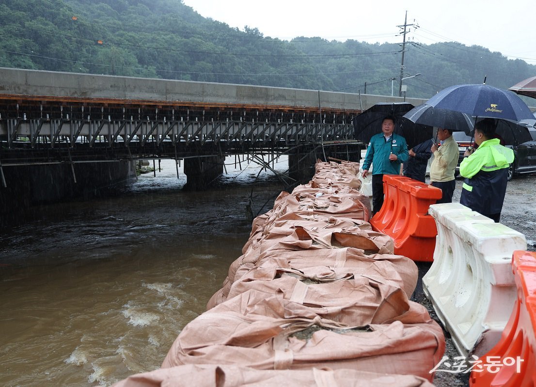 김경일 시장(오른쪽)이 재차 예고된 역대급 폭우 대비에 총력 대비하고 동문천 현장방문하고 있다. 사진제공ㅣ파주시