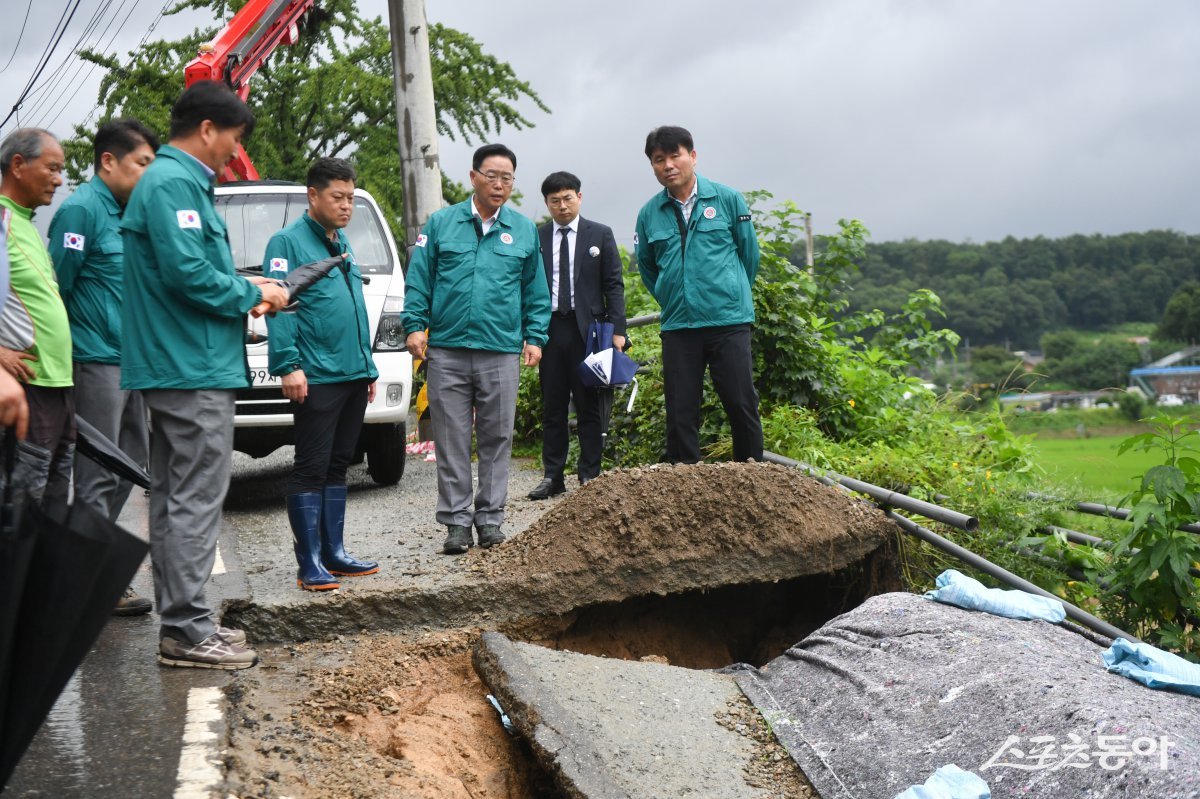 강수현 시장(오른쪽 세번째)이 17일 시 관계자와 폭우로 유실된 도로를 찾아 상황을 점검하고 있다. 사진제공ㅣ양주시