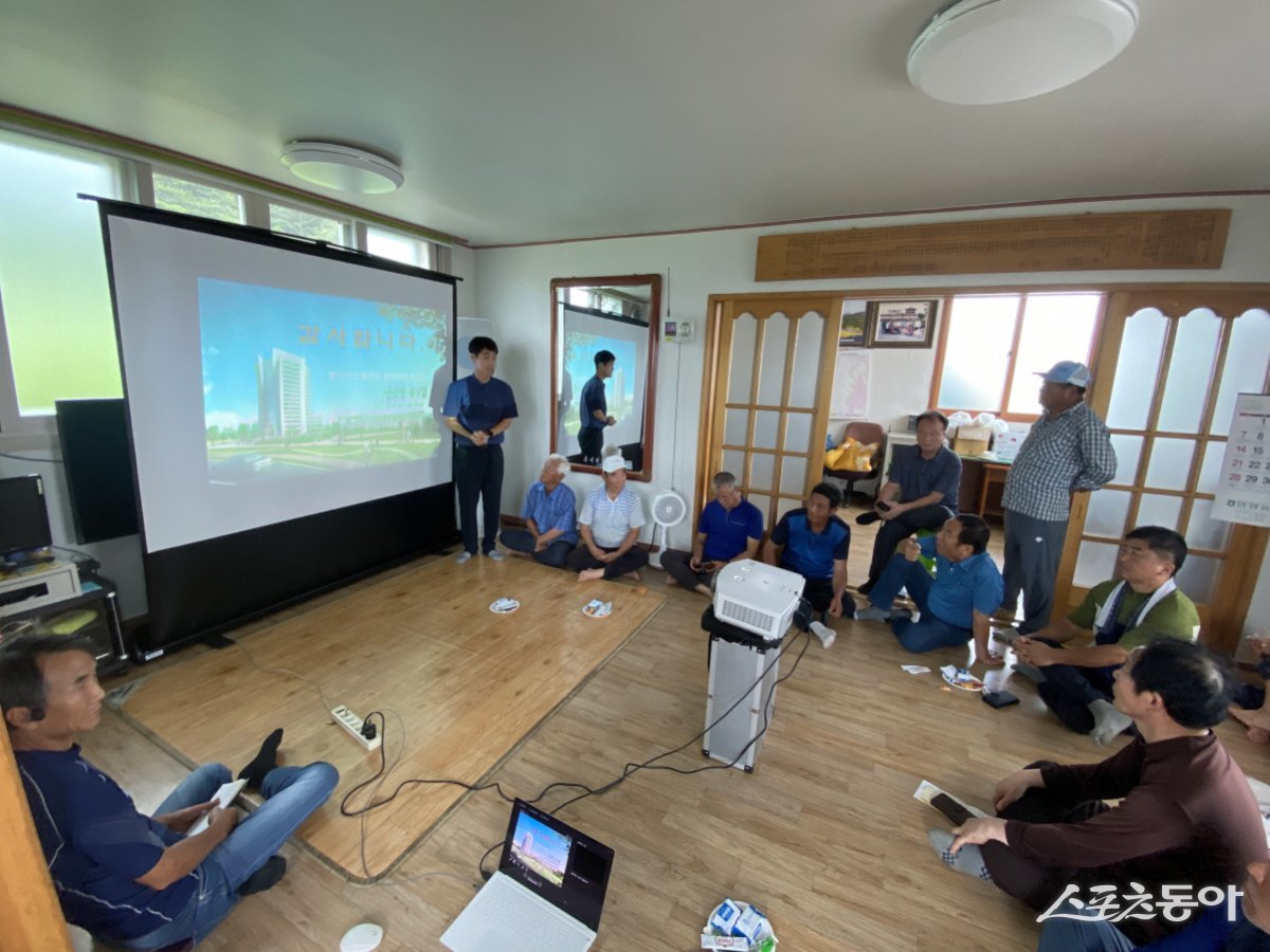 한국농어촌공사 장흥지사가 지난 17일 안양면 목단리 목단마을회관에서 모령저수지 수상태양광발전사업 주민설명회를 개최한 모습. 사진제공=한국농어촌공사 장흥지사