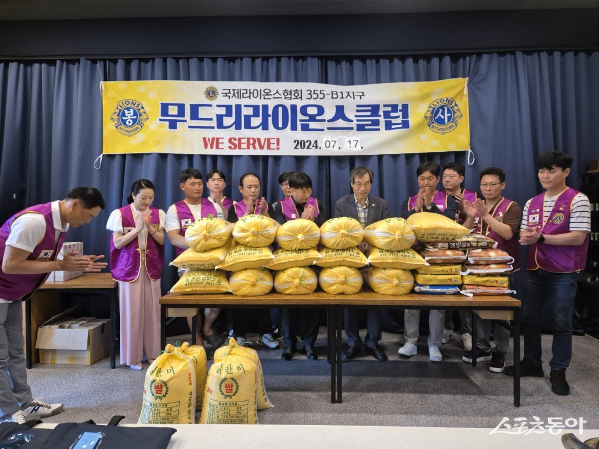 국제라이온스클럽 B355-1지구 광주 무드리 라이온스클럽이 최근 두메푸드시스템(주)에 쌀 500kg을 후원했다. 사진제공=광주 무드리 라이온스클럽