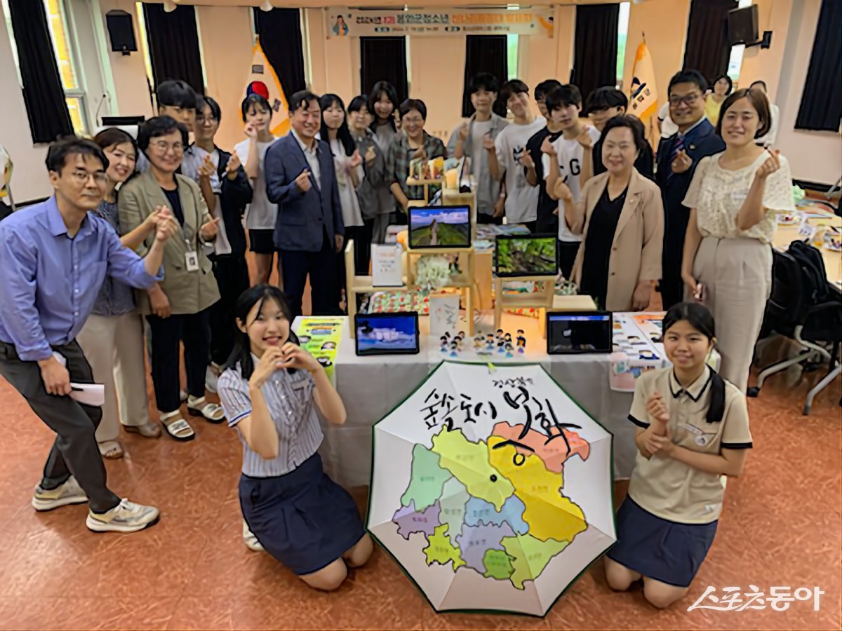 봉화군 신나리원정대 학생들이 홍보작품과 함께 기념촬영을 하고 있다./사진=봉화군