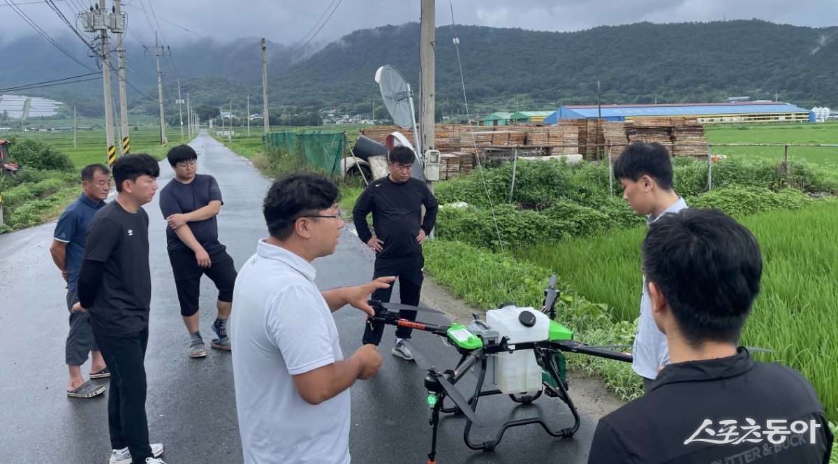강진군 비산 저감 AI노즐 시연에 참석한 관계자들이 관련 기술에 대해 토론하고 있는 모습. 사진제공=강진군