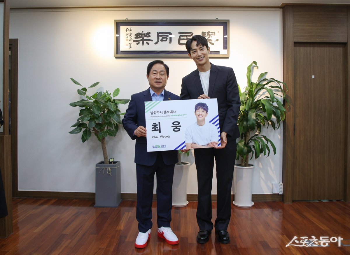 주광덕 시장(윈쪽)이 19일 시장실에서 배우 최웅을 새로운 시 홍보대사로 위촉하고 있다. 사진제공ㅣ남양주시