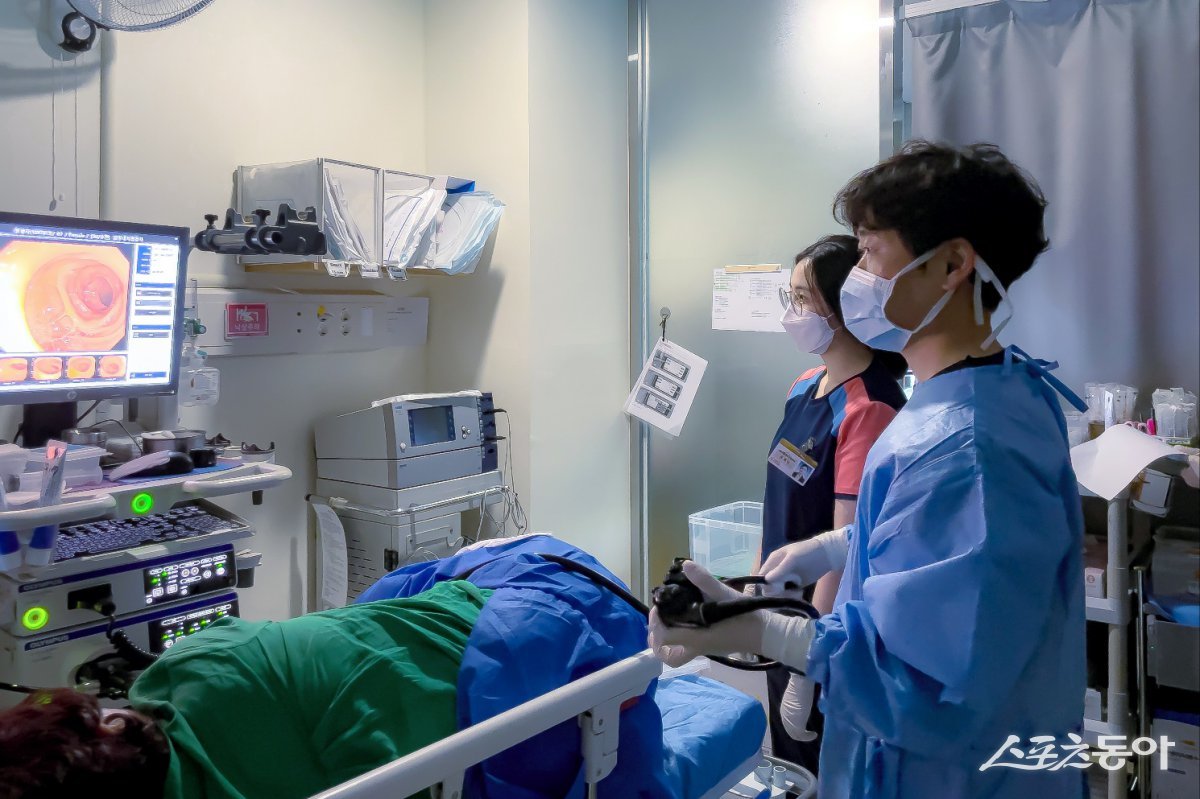 내시경 점막하 박리술(ESD)을 시행하고 있는 모습. (사진제공=온종합병원)