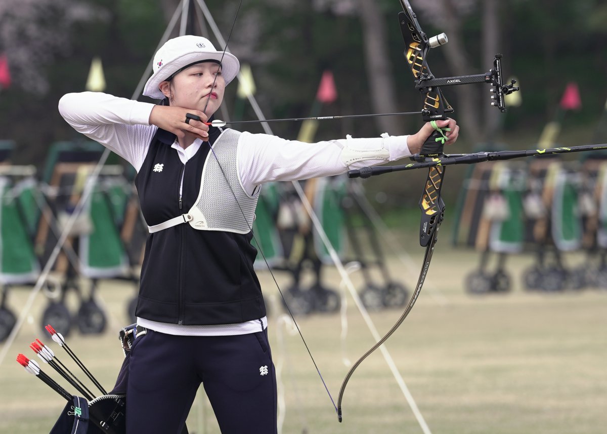 양궁국가대표팀 임시현은 2024파리올림픽에서 한국양궁의 ‘신궁계보’를 이으려 한다. 지난해 2022항저우아시안게임 3관왕의 기세를 파리에서도 이어가 전인미답의 올림픽 양궁 여자단체전 10연패와 한국선수단의 파리올림픽 목표 달성에 힘을 보태겠다는 각오다. 사진제공｜대한양궁협회