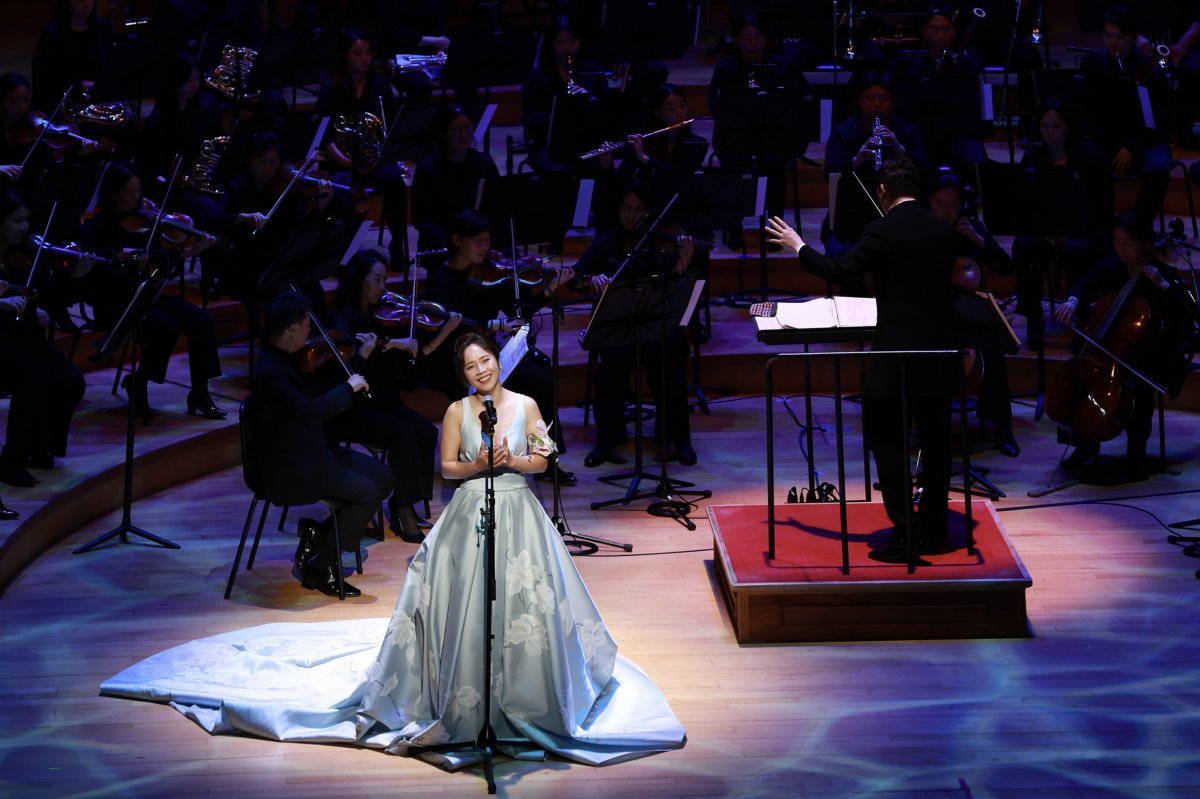 소프라노 김순영이 열창하는 모습.   이날 연주회는 최영선이 지휘하는 밀레니엄심포니오케스트라가 함께 했다.