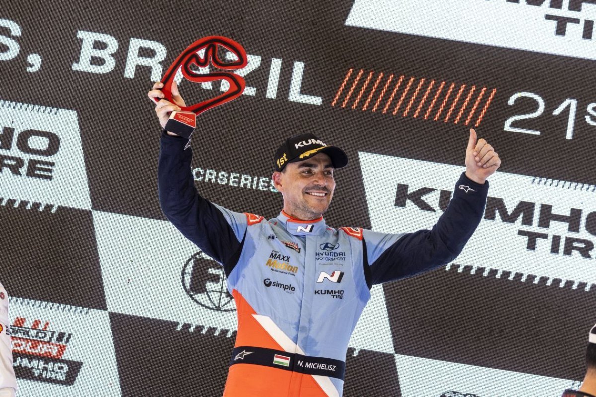노버트 미첼리즈가 19~21일 열린 ‘2024 TCR 월드 투어’ 브라질 레이스에서 우승을 차지하고 기뻐하는 모습. 사진제공 |현대차