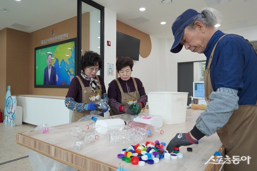 해남군 자원순환복합센터에서 재활용품을 선별하고 있는 모습. 사진제공=광주환경공단 광주전남제주환경본부