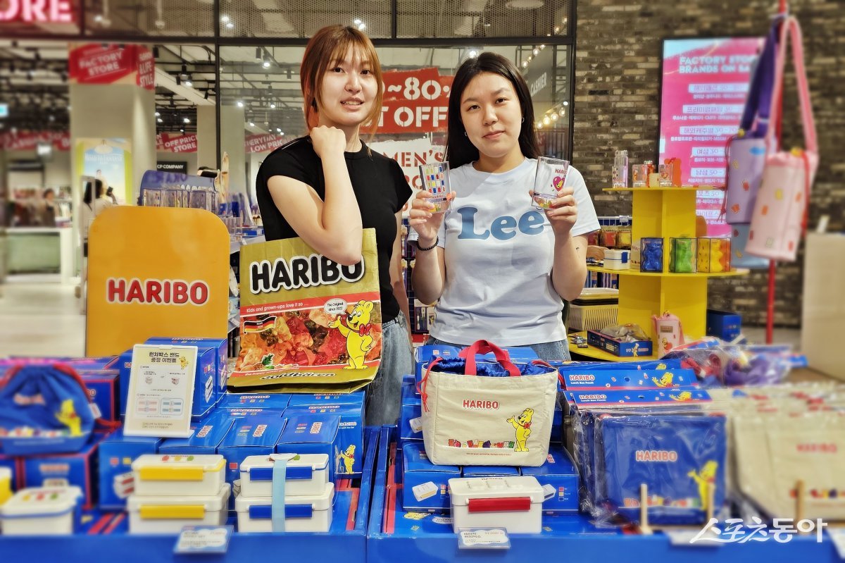 신세계 센텀시티가 내달 8일까지 백화점 지하 2층에서 ‘하리보 리빙’ 매장을 여는 가운데 직원들이 제품을 들고 기념촬영을 하고 있다. (사진제공=신세계 센텀시티)