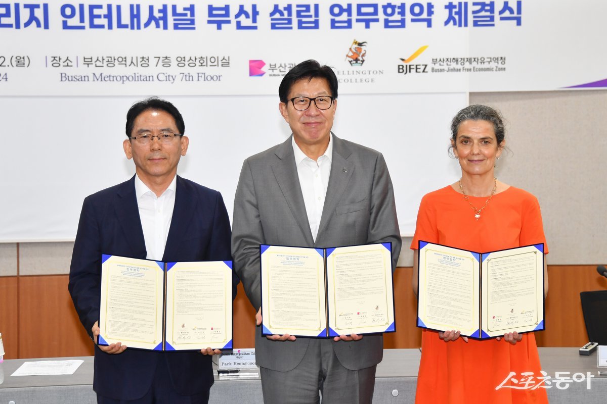 부산시가 22일 시청에서 영국 웰링턴칼리지, 부산진해경제자유구역청과 웰링턴칼리지 인터내셔널 부산 캠퍼스 설립을 위한 업무협약을 체결한 가운데 박형준 시장(가운데)이 관계자들과 기념촬영을 하고 있다. (사진제공=부산시)