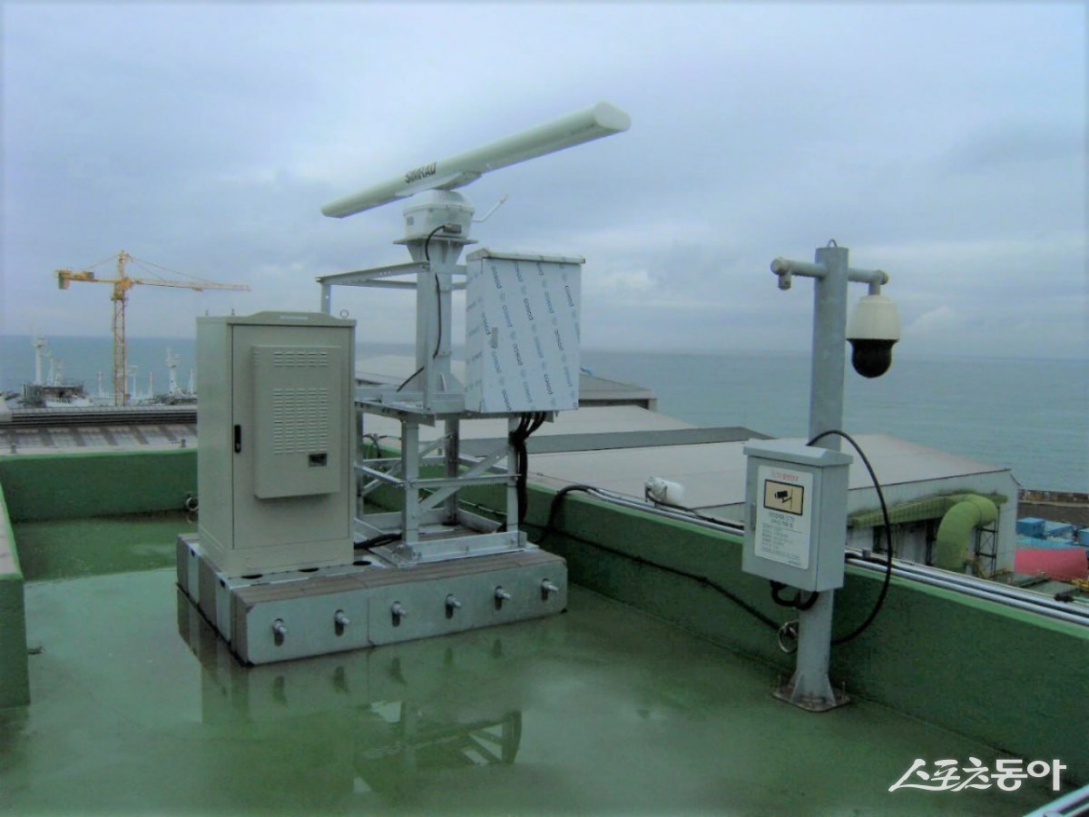 파랑 정보 모니터링 센서 설치 모습. (사진제공=부산항만공사)