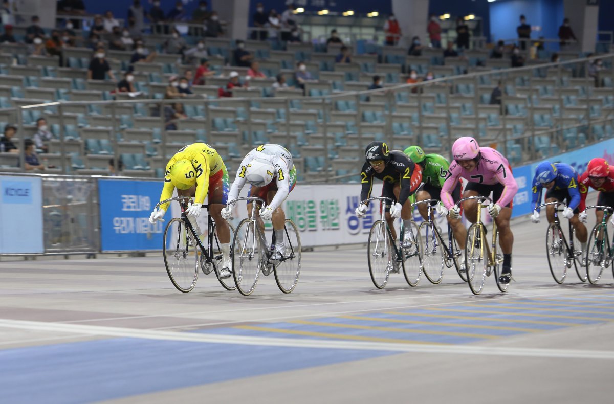광명스피돔에서 열린 특선급 경주에서 임채빈이 가장 앞서 결승선을 향해 달리고 있다 하반기 첫 대상 경륜인 스포츠동아배에서 임채빈은 가장 강력한 우승후보다                                                                       사진제공｜국민체육진흥공단