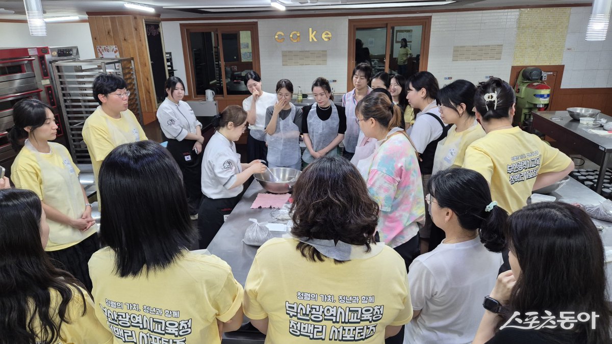청백리 서포터즈가 시교육청 직원들과 지난 19일 ‘사랑의 청렴 제빵 나눔’ 봉사활동을 진행한 모습. (사진제공=부산시교육청)
