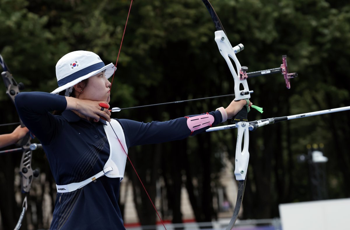 2024 파리올림픽 양궁대표팀 남수현 선수가 21일 오후 프랑스 파리 앵발리드에서 첫 훈련을 하고 있다.  그레이스토트는 양궁 남녀 단체전과 혼성 단체전을 휩쓸어 양궁에서 금메달 3개를 획득할 것으로 전망했다.