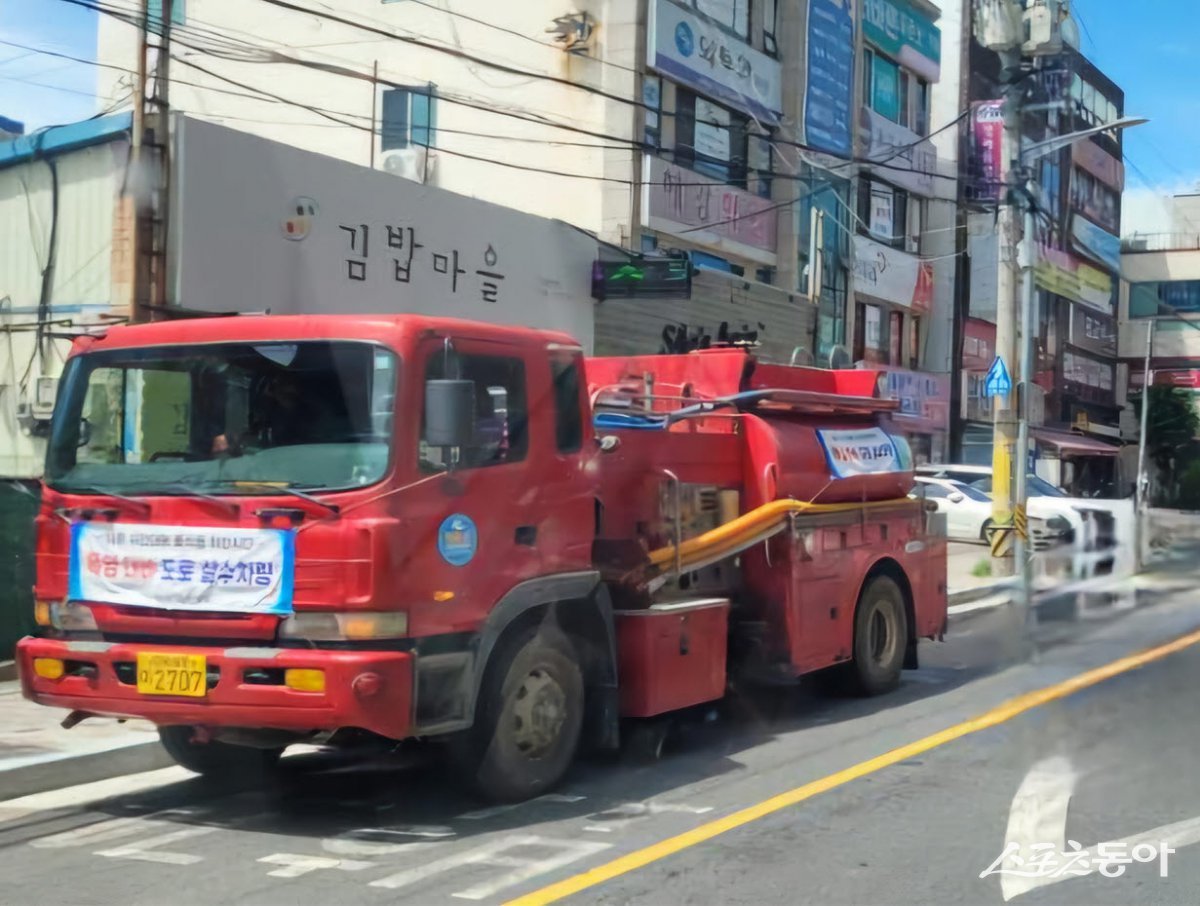 부산 기장군이 주요 도로에서 폭염 피해를 예방하기 위해 살수차를 운영하고 있는 모습. (사진제공=부산 기장군)