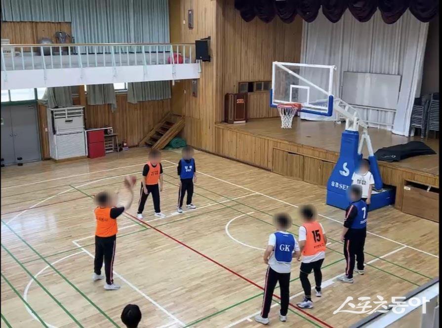 부산중앙고에서 열린 ‘2024 부산중앙스포츠리그’에서 농구 경기를 하고 있는 학생들. 사진 ㅣ 박지후(부산중앙고 1)