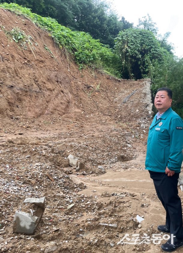 김경일 파주시장이 축현리 축대붕괴 현장 방문하여 복구 지시를 하고 있다. 사진제공ㅣ파주시