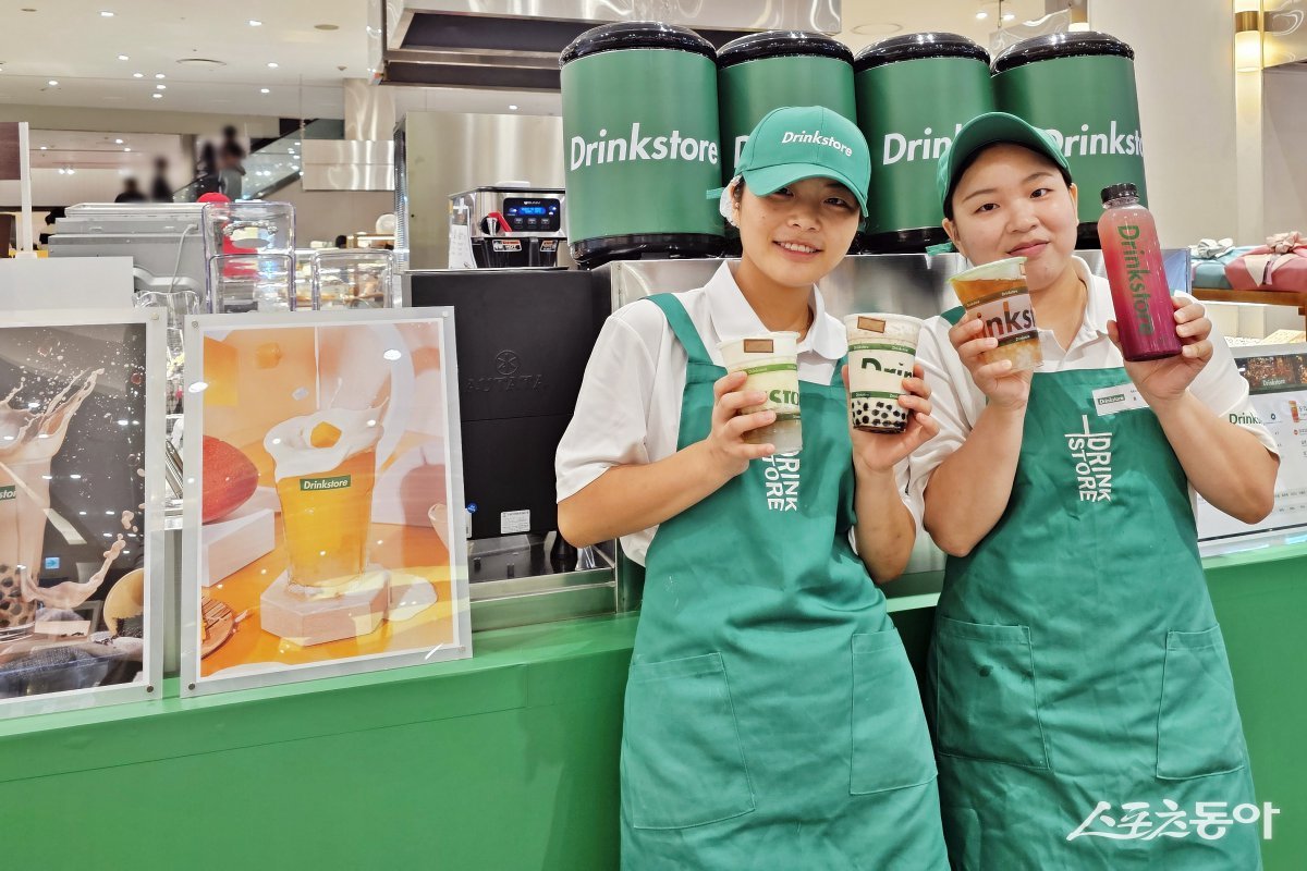 신세계 센텀시티가 내달 1일까지 백화점 지하 1층에서 대만 인기 푸룻티 브랜드 ‘드링크스토어’를 선보이는 가운데 직원들이 제품을 들고 기념촬영을 하고 있다. (사진제공=신세계 센텀시티)