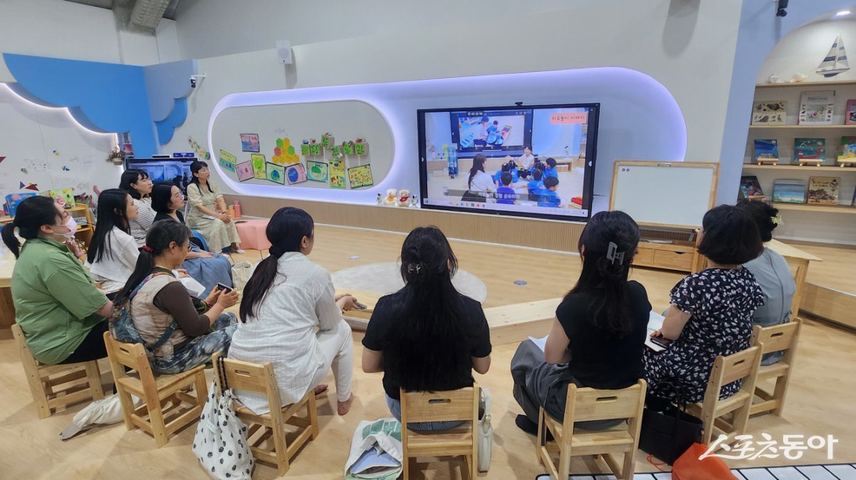2024 글로컬미래교육 박람회 수업 영상을 보고 있는 전남 미래형유치원 교원들. 사진제공=전남도교육청