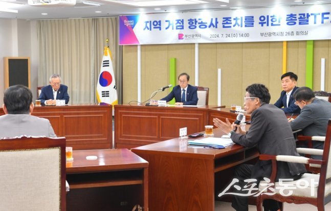 김광회 부산시 미래혁신부시장(가운데)이 지역 거점 항공사 존치 총괄팀 회의를 하고 있다. (사진제공=부산시)