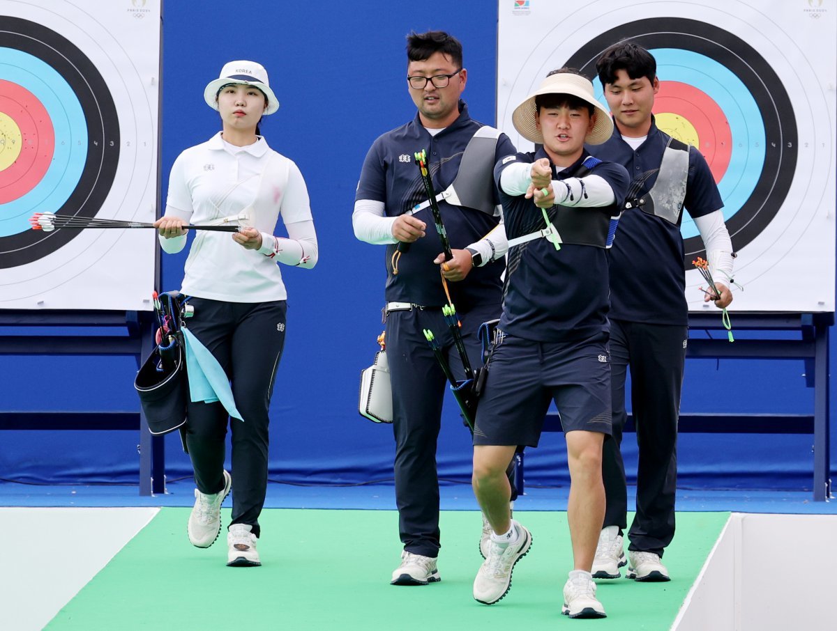 양궁국가대표팀 남수현, 김우진, 김제덕, 이우석(왼쪽부터)이 23일(한국시간) 프랑스 파리 레쟁발리드양궁장에서 훈련 중 대화하고 있다. 양궁대표팀은 25일 같은 장소에서 여자개인전과 남자개인전 랭킹라운드를 시작으로 한국선수단의 첫 공식 경기를 치른다. 파리｜뉴시스