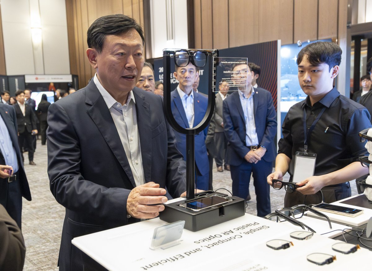 ‘2024 롯데 인베스트먼트 쇼케이스’에서 고해상도 AR(증강현실)용 글래스 생산 스타트업 ‘레티널’의 기술 설명을 듣고 있는 신동빈 롯데 회장. 사진제공|롯데